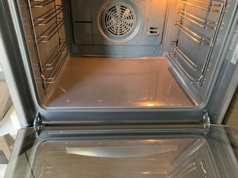 puerta del horno limpia